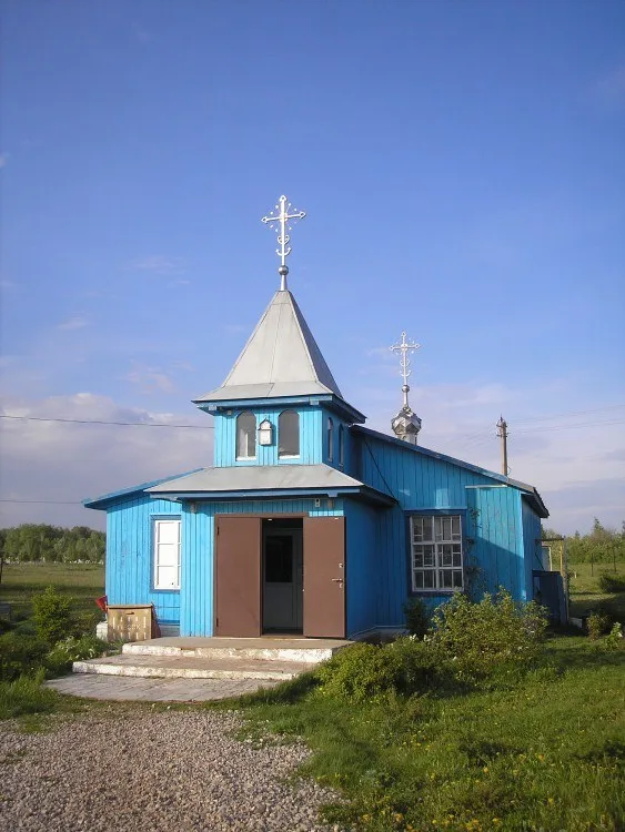 Деревянная синяя церковь, фронтальный вид на колокольню и вход